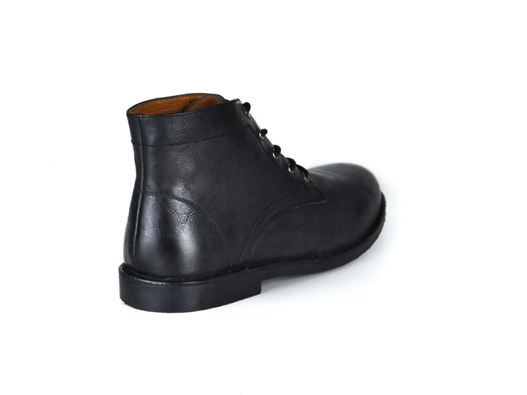 The Grover black leather desert boot with 5 eyelets, designed for comfort and style, perfect for casual outings.
