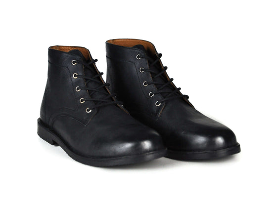The Grover black leather desert boots featuring 5 eyelets, perfect for casual wear in urban settings.