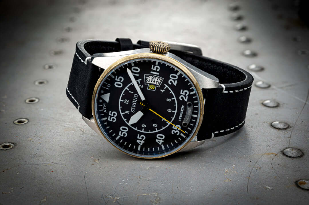 STOND DC-4 automatic watch featuring a black dial and vintage design inspired by the 1940 Douglas DC-4. Limited edition.