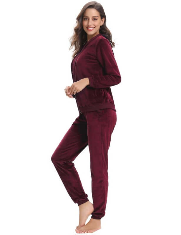 Woman wearing a cozy maroon knit two-piece set, featuring long sleeves and high elasticity, perfect for autumn-winter leisure.