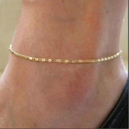 Gold fashion anklet bracelet in cheville style, elegant accessory for elevating any outfit.